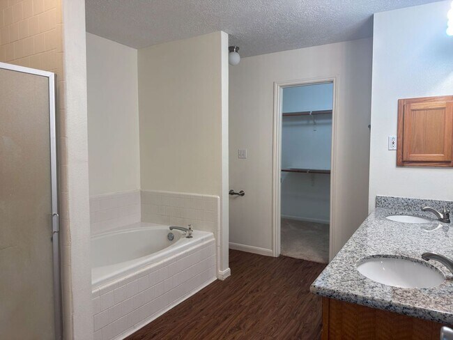 Building Photo - 302 Inverness Dr
