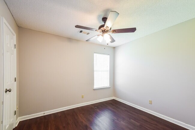 Building Photo - 8236 Clubview Dr