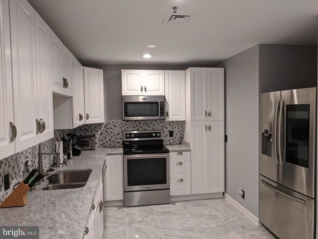 Building Photo - 10 E Lee St