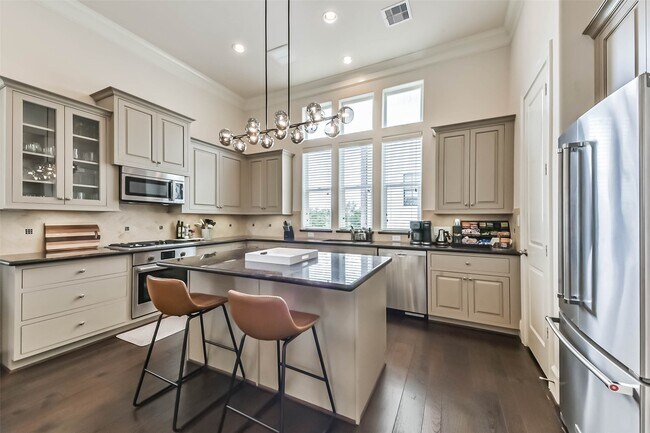 Building Photo - 9450 London Bridge Station