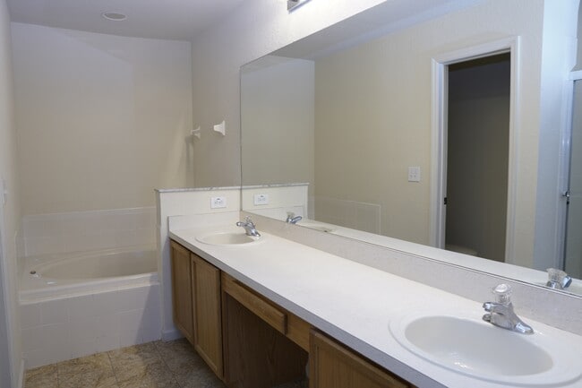 Building Photo - 3007 Langdon Ln N