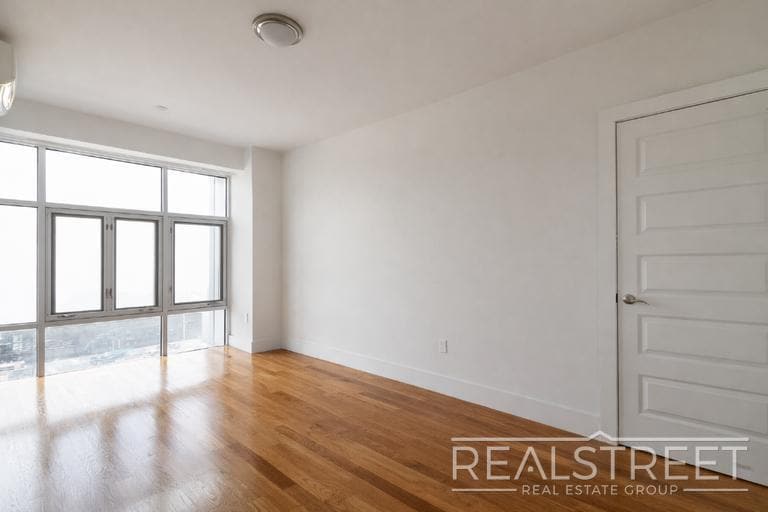 Building Photo - LUXURY 2.5 Bed  in Queens!