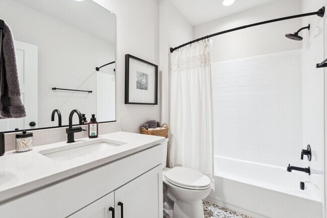 Building Photo - Impressive 6 Bed 4.5 Bath Single-Family Ho...