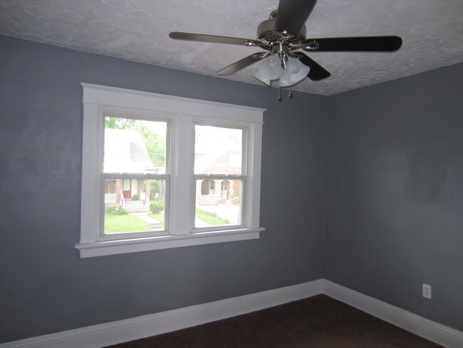 Building Photo - Updated 2 Bedroom 1.5 Bath in Pleasant Ridge