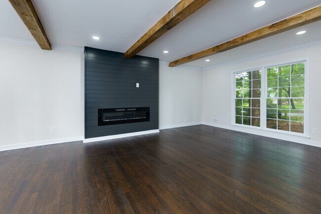 Building Photo - 280 E Valley Dr
