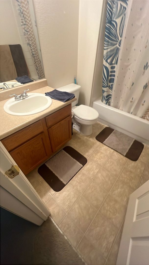 Building Photo - Nice 2 bed 2 bath near DIA in gated community
