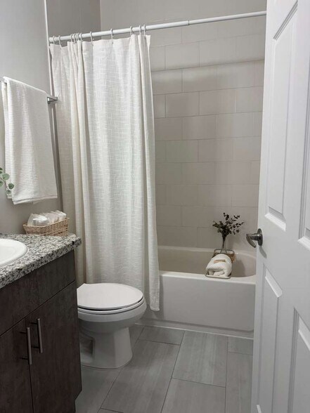 Building Photo - 520 W 79th St