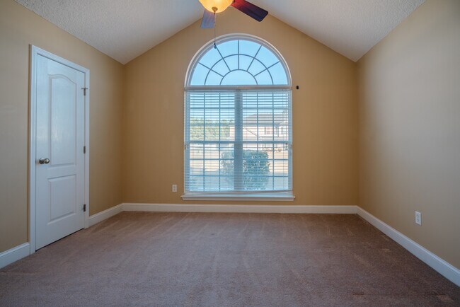 Building Photo - 59 Forest St NE