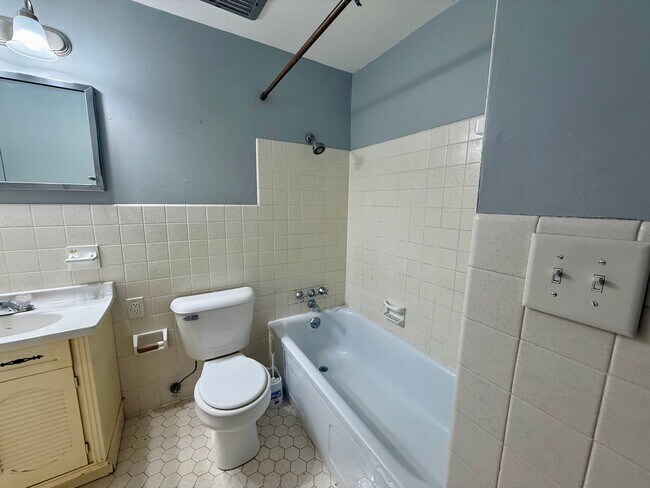 Building Photo - Charming 3 Bed, 2 Bath Ranch