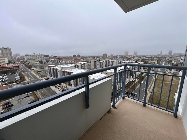 Building Photo - 526 Pacific Ave