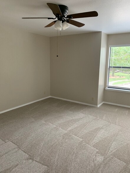 Large second bedroom - 129 Wildwood Ct