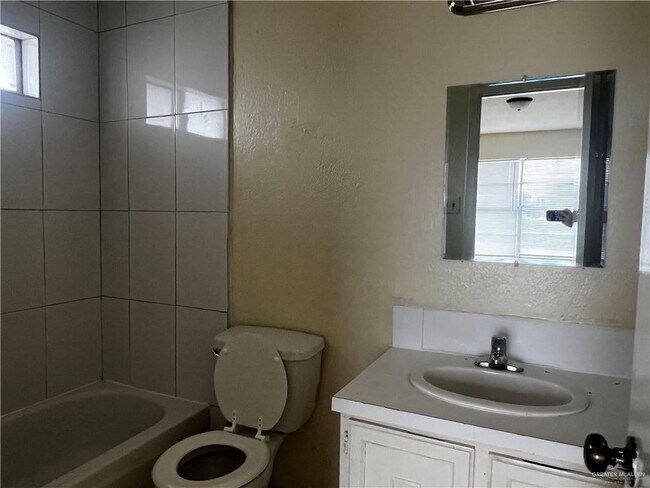 Building Photo - 7 Gastel Cir