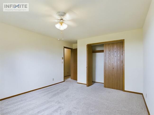 Building Photo - Newly Remodeled Garden View Apartment!