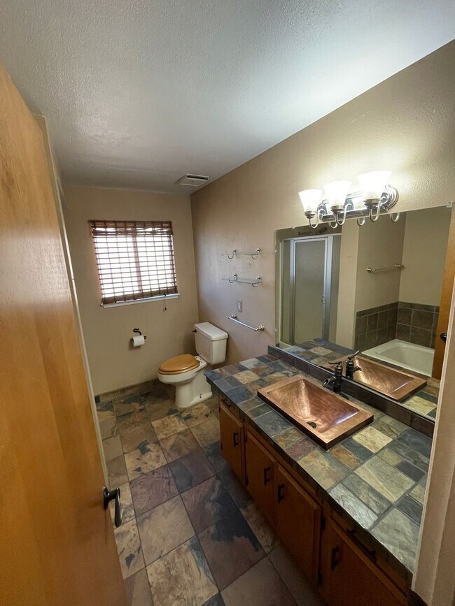 Building Photo - Paradise Oasis-3 bed 2 bath home, Back yard, covered deck, garage, no cats