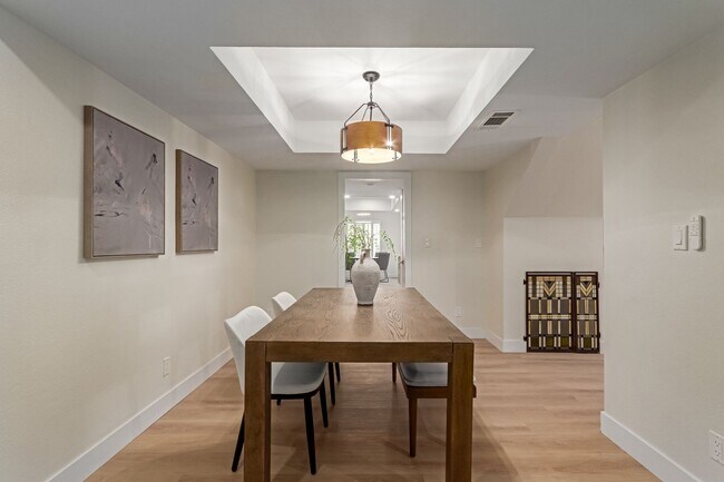 Building Photo - Charming 3-Bedroom Mid-Century Gem in the ...