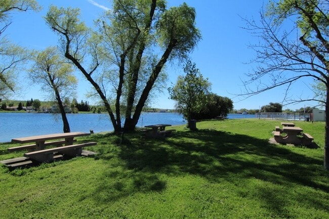 Building Photo - MOVE IN SPECIAL OF $500 OFF FIRST MONTHS RENT!