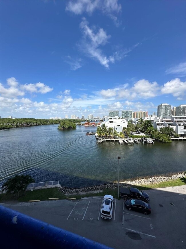 Building Photo - 400 Kings Point Dr