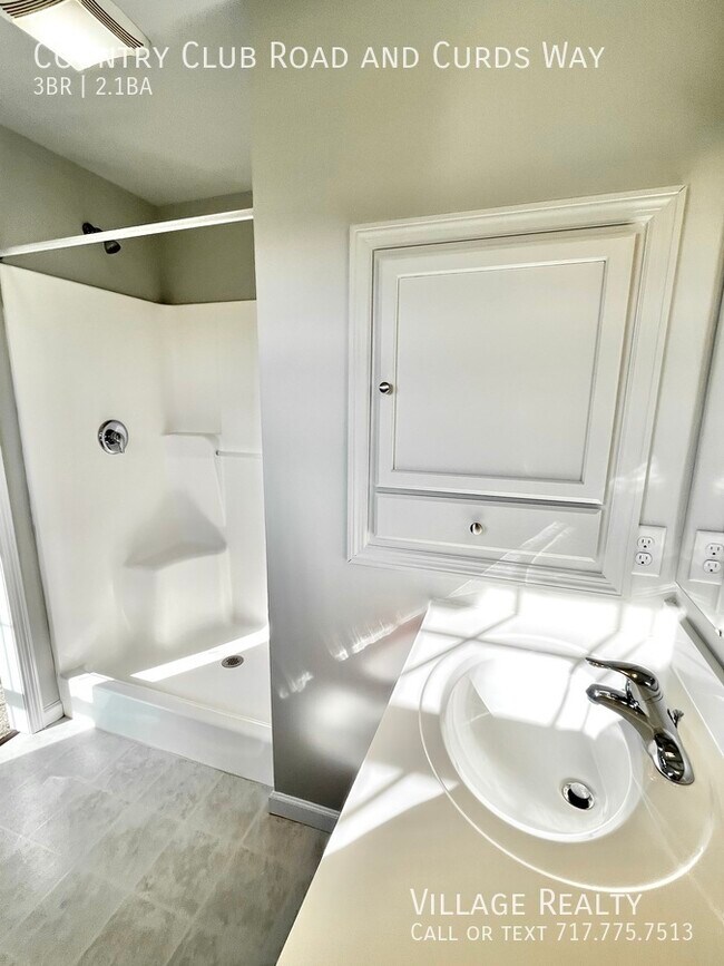 Building Photo - 705 Country Club Rd