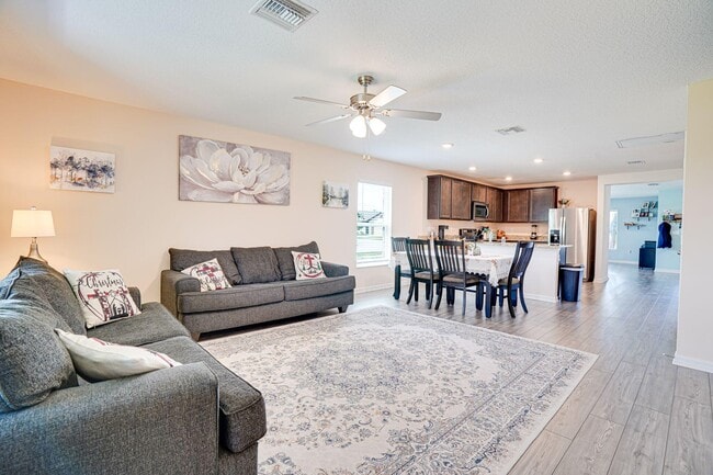 Building Photo - 5361 Imagination Dr