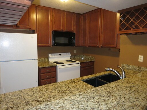 Building Photo - Beautiful Townhome in Gated Community!!