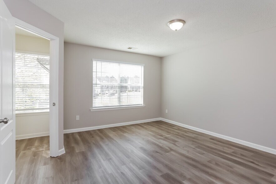 Building Photo - 701 Outlook Way