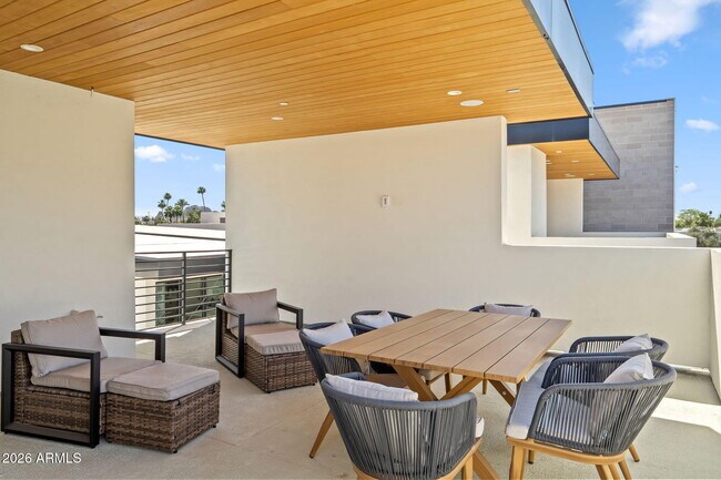 Building Photo - 6916 E 2nd St