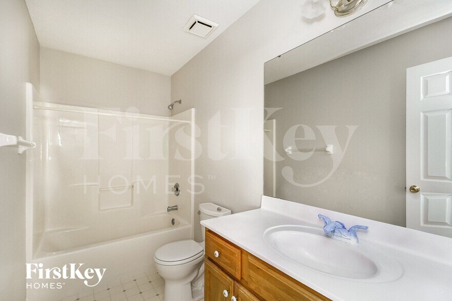 Building Photo - 1636 Cantebury Ln