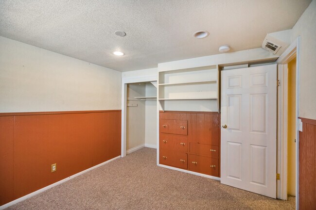 Building Photo - Amazing 4BR, 2BTH in Park Hill!!