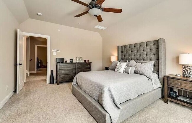 Building Photo - Upscale living in this fabulous Townhome!