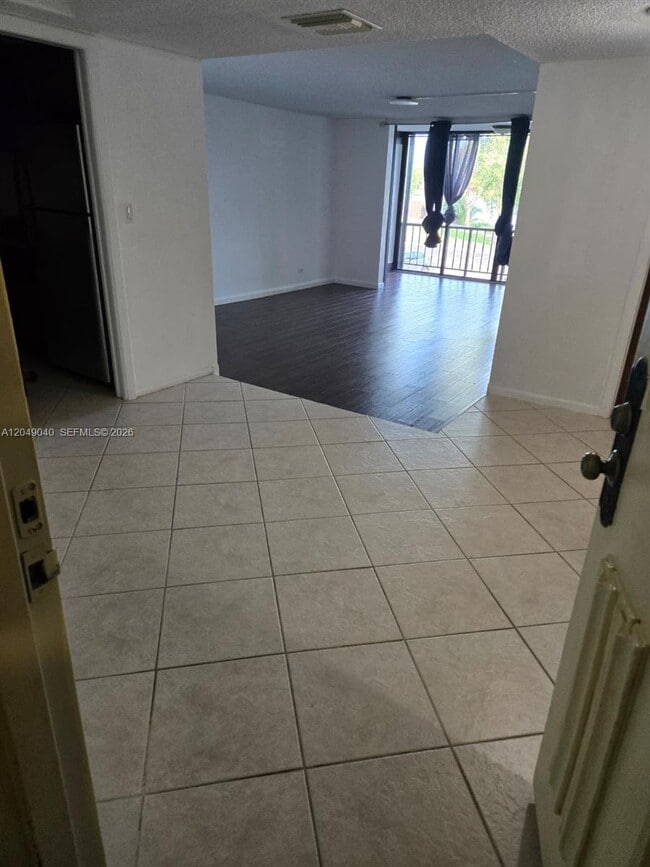 Building Photo - 3690 Inverrary Dr