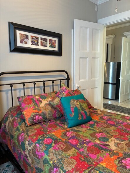 Building Photo - 605 SE Riverside Dr