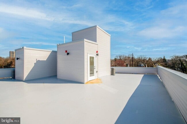 Building Photo - 6211 Woodbine Ave