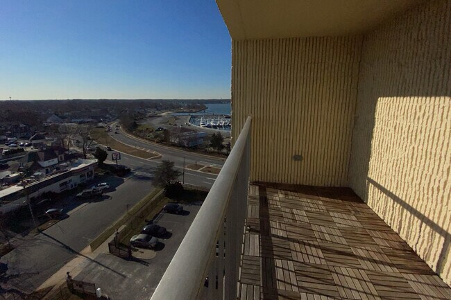 Building Photo - 1000 River Rd