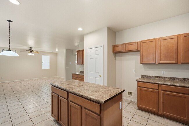 Building Photo - Large 4 Bedroom + Den home in Great Westwing Mountain Community