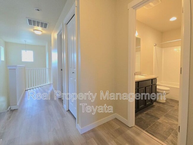 Building Photo - 4756 Parker St