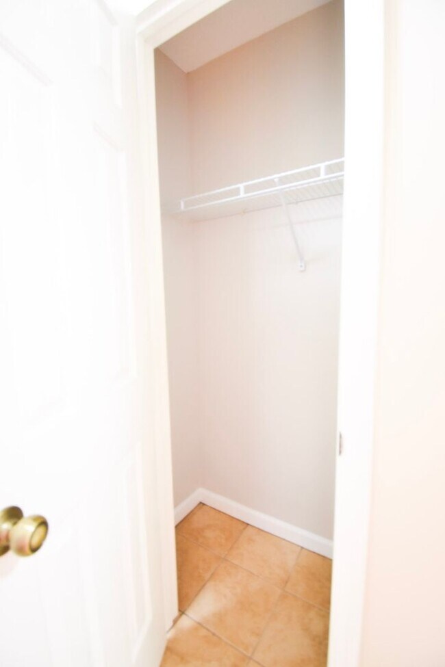Building Photo - 2 Bedroom 2 Bathroom Apartment