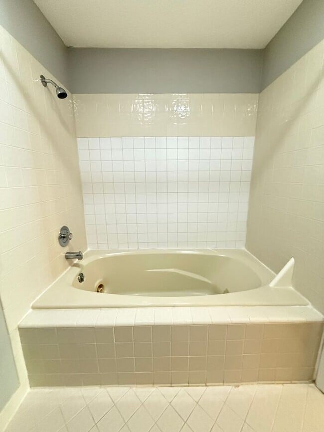 Building Photo - Bellevue! 2 Bedroom / 2 Bath House w/ Loft...