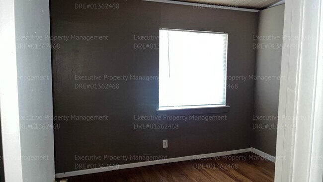 Building Photo - 3 bedroom/ 1.5 bathroom home with a detach...