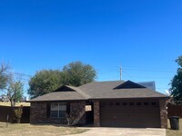 Building Photo - Very nice 3 bedroom 2 bath 2 car garage in...