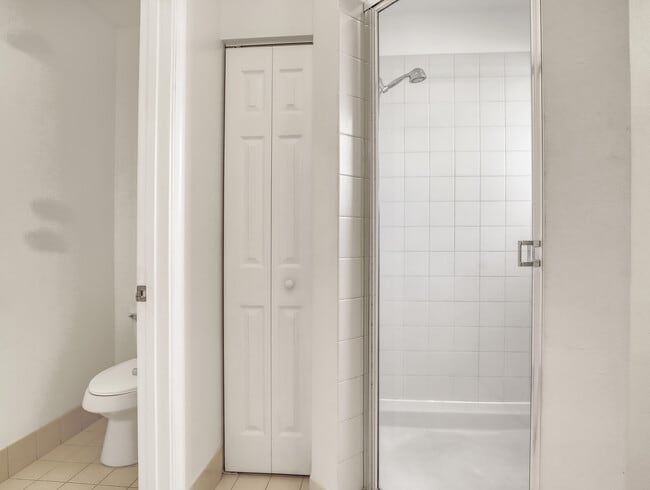 Building Photo - 2226 Oakmont Dr