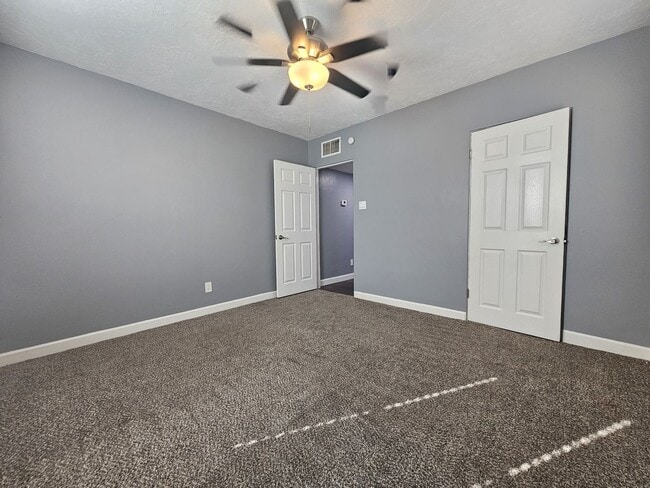 Building Photo - Charming Home 3 bedrooms 1 bath Large Yard.