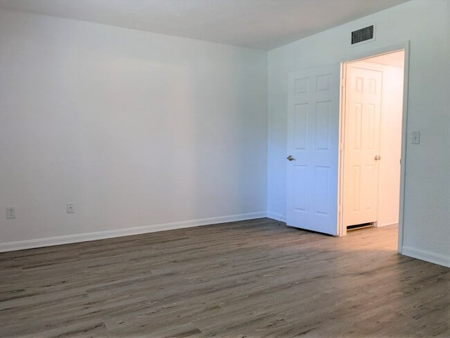 Building Photo - Lots of space in great location