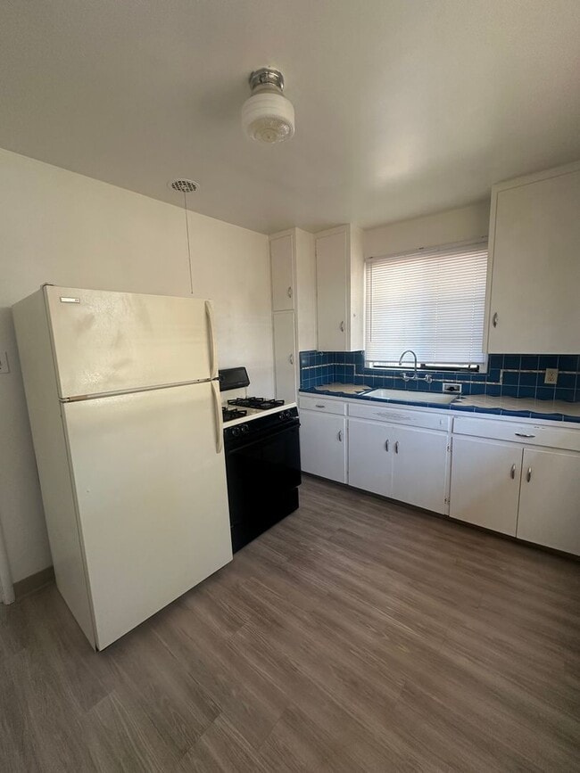 Building Photo - Charming 1-Bedroom Apartment in Short Acres –