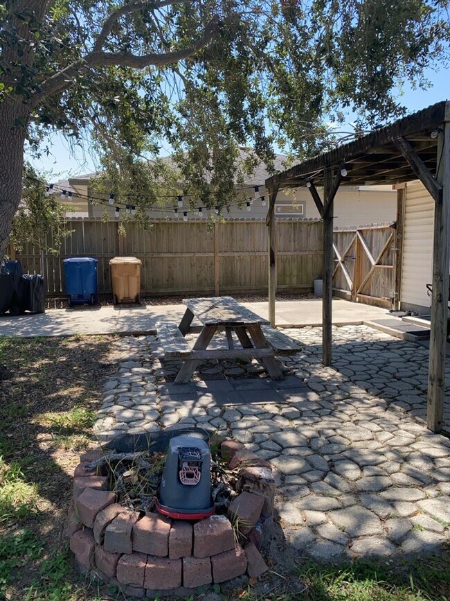 Building Photo - 1933 Orange St