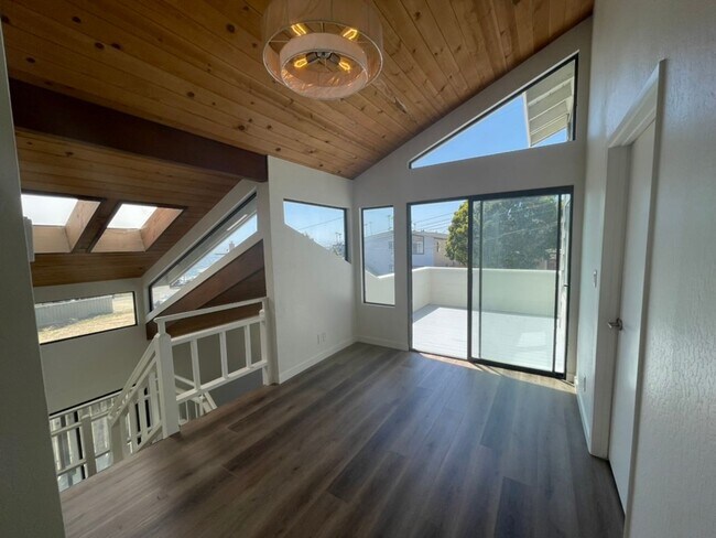Building Photo - Pismo Duplex