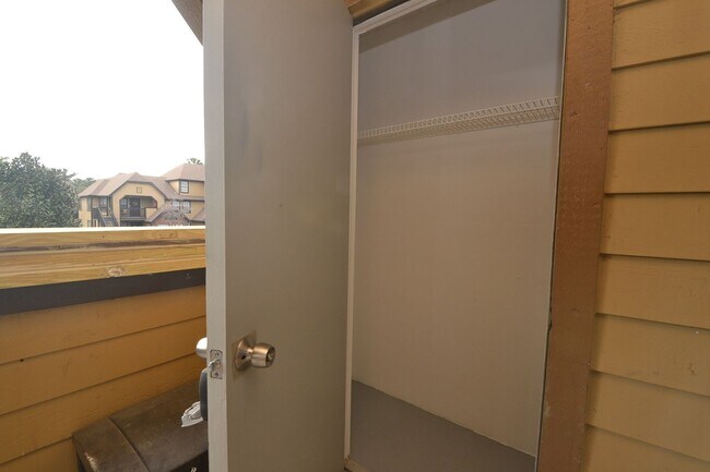 Building Photo - 1/1 Condo in Altamonte Springs ~ Gated Lakefront Community ~ LVP Flooring & Updated Kitchen/Bath!