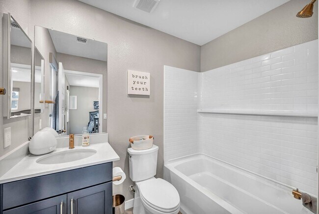 Building Photo - Spacious 5-Bedroom Home with Loft, Pool & Mountain Views