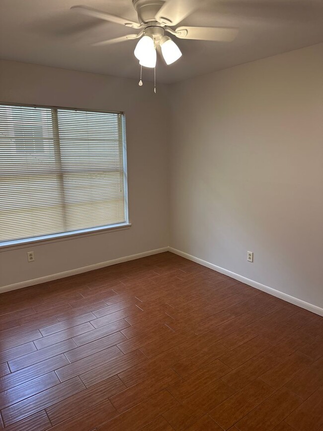 Building Photo - ~ 3/2/1 For Rent in Midtown Tyler ~