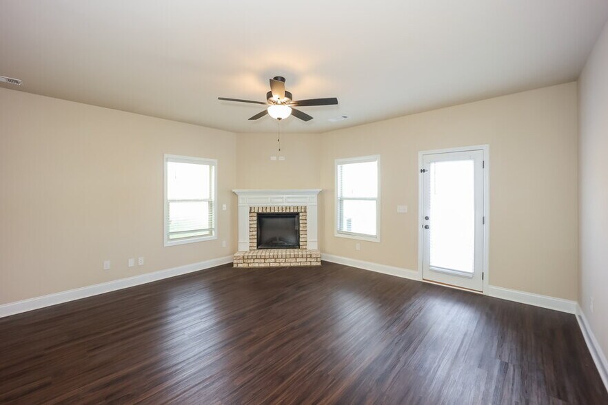 Building Photo - 2350 Walker Dr