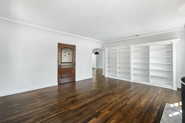 Building Photo - 1516 S Crest Dr